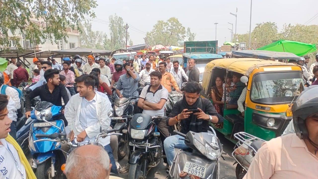 Shahjahanpur firing case family members blocked the road due to non-arrest of the accused