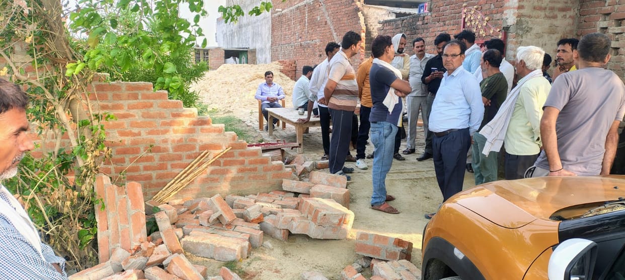 Fatehpur Anganwadi assistant dies after being trapped under wall accident happened due to collision of tractor