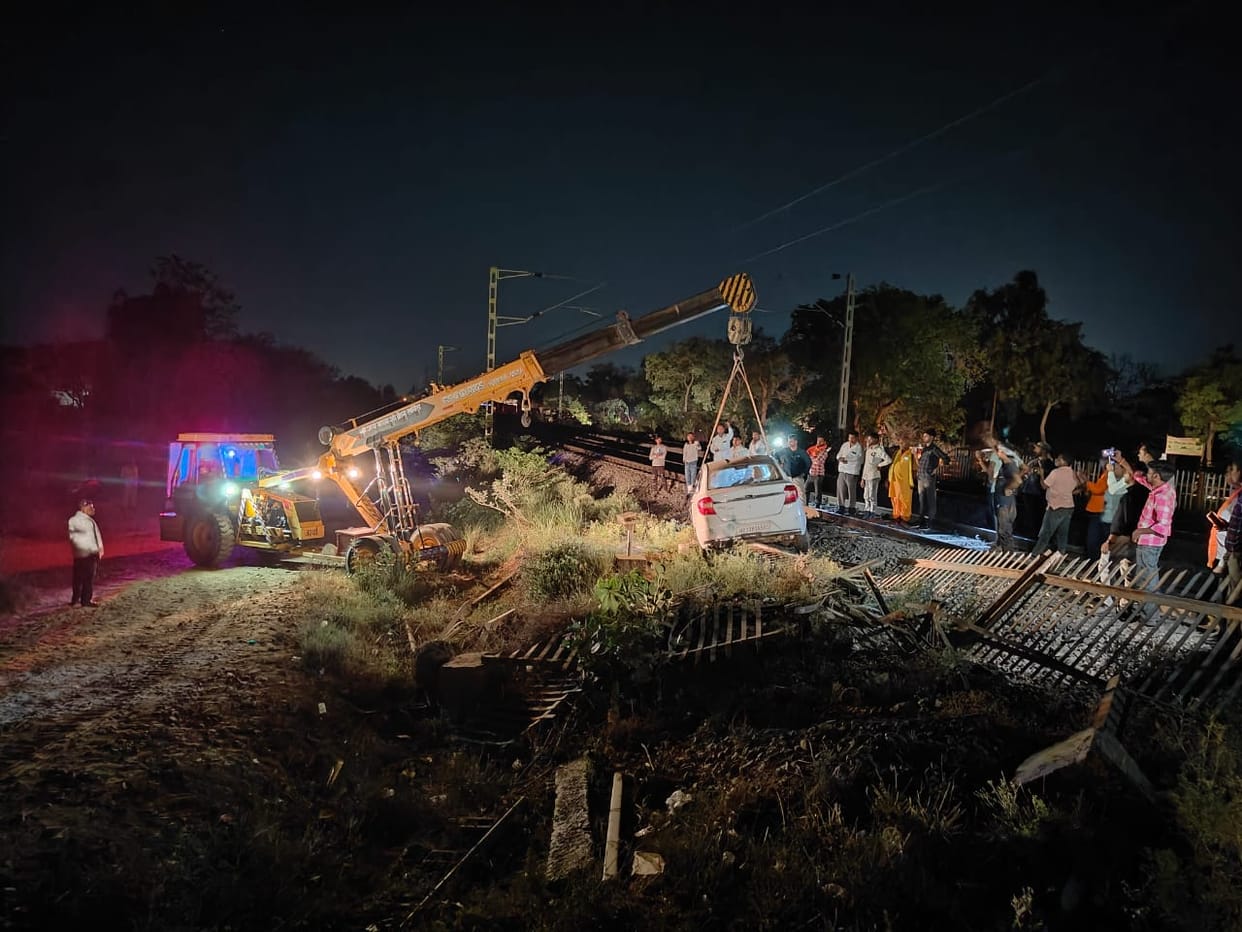 Amethi: Late night a car broke the railway crossing and climbed on the track, Intercity was stopped as soon as