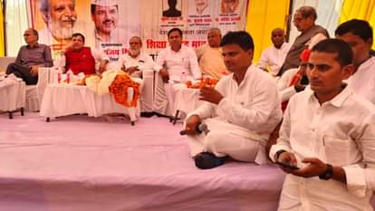 कार्यक्रम के दाैरान सांसद संजय सिंह।