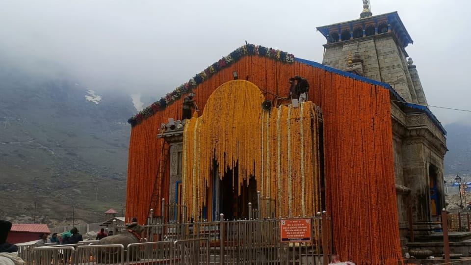 Kedarnath Yatra 2025 Baba Kedar palanquin reached the last stop temple decorated with 108 quintals flowers