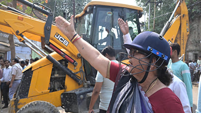 Kanpur: Bulldozers run on illegal encroachments of Sisamau drain