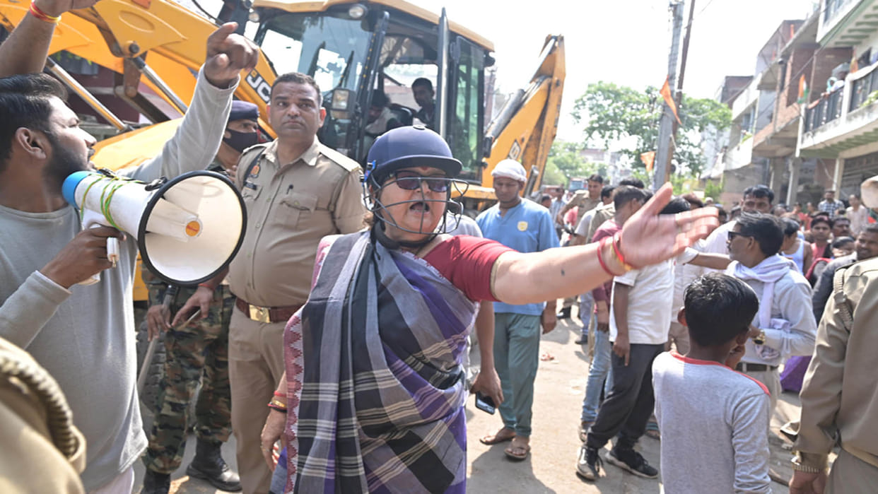 Kanpur: Bulldozers run on illegal encroachments of Sisamau drain