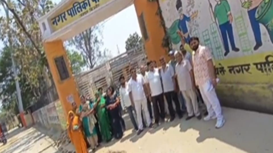 Bijnor: Chairperson did not attend the meeting of Haldaur Nagar Palika, meeting cancelled, councilors locked t