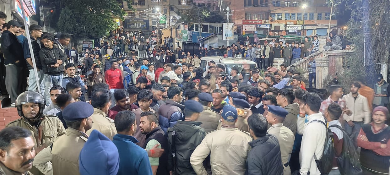 Nainital News: Ruckus Over molestation of minor girl By Muslim Youth many shops were vandalised