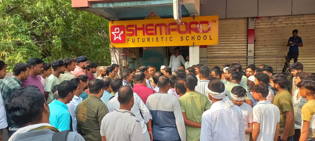 Amethi: Speeding school van overturns, eight children injured; driver accused of drunk driving