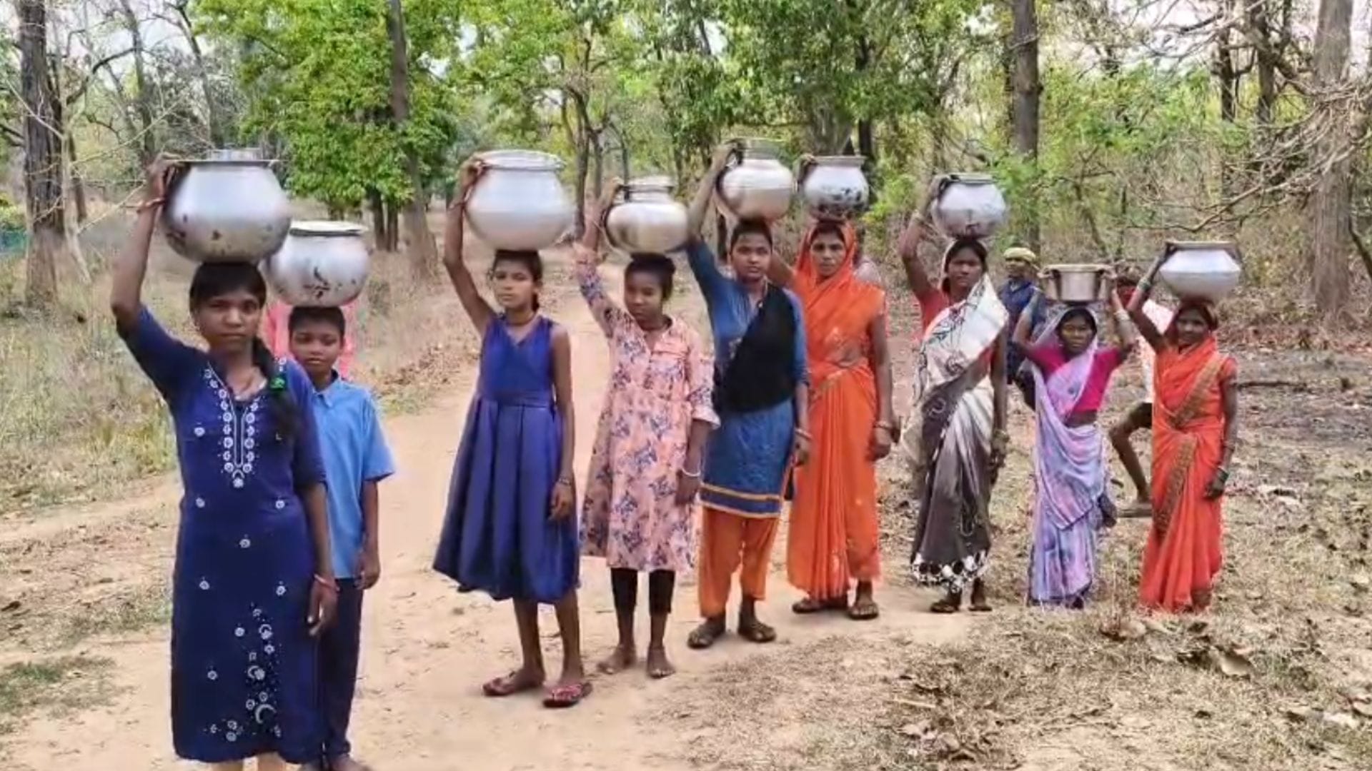 पानी लाती हुई ग्रामीण बेटियां और महिलाएं