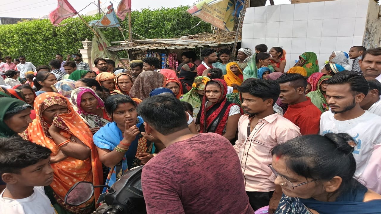 Shahjahanpur firing case family members blocked the road due to non-arrest of the accused