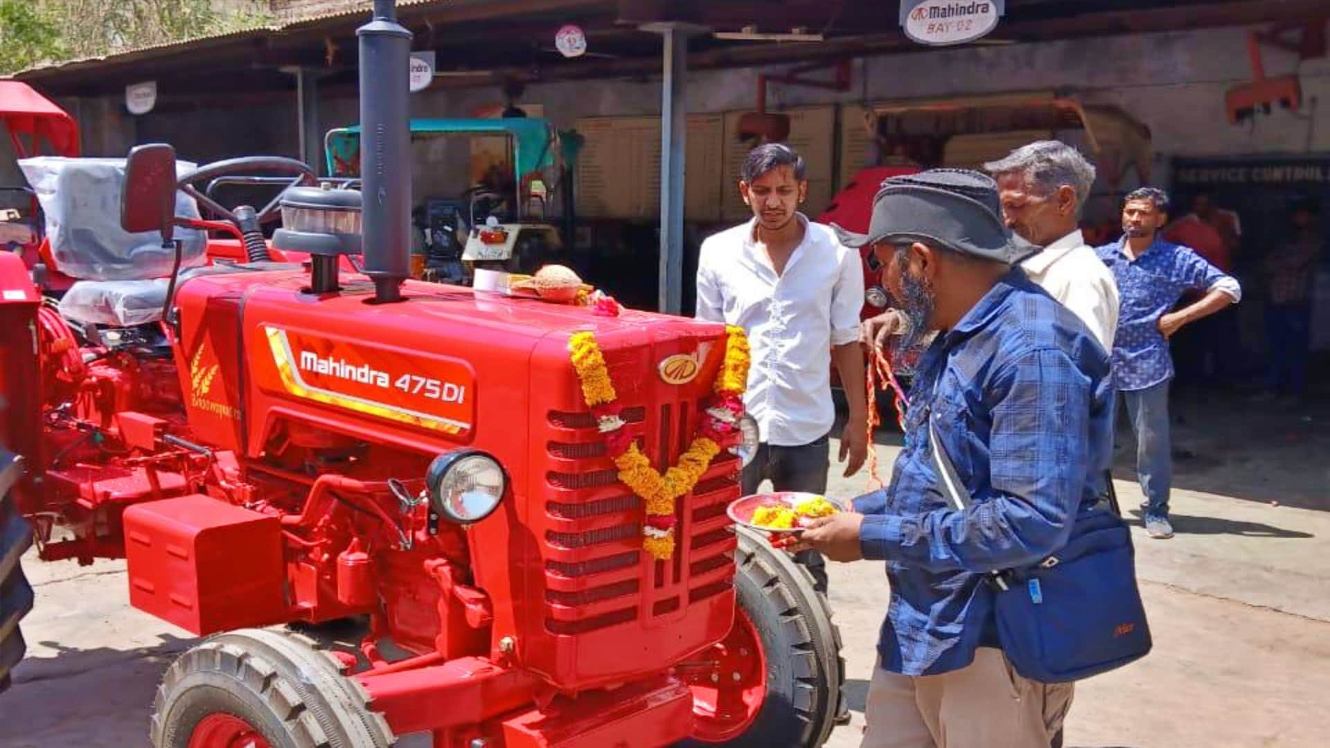 Sirohi: 1st tractor reached 5000 feet high Utraj village, farming will be done with help of tractor, not oxen