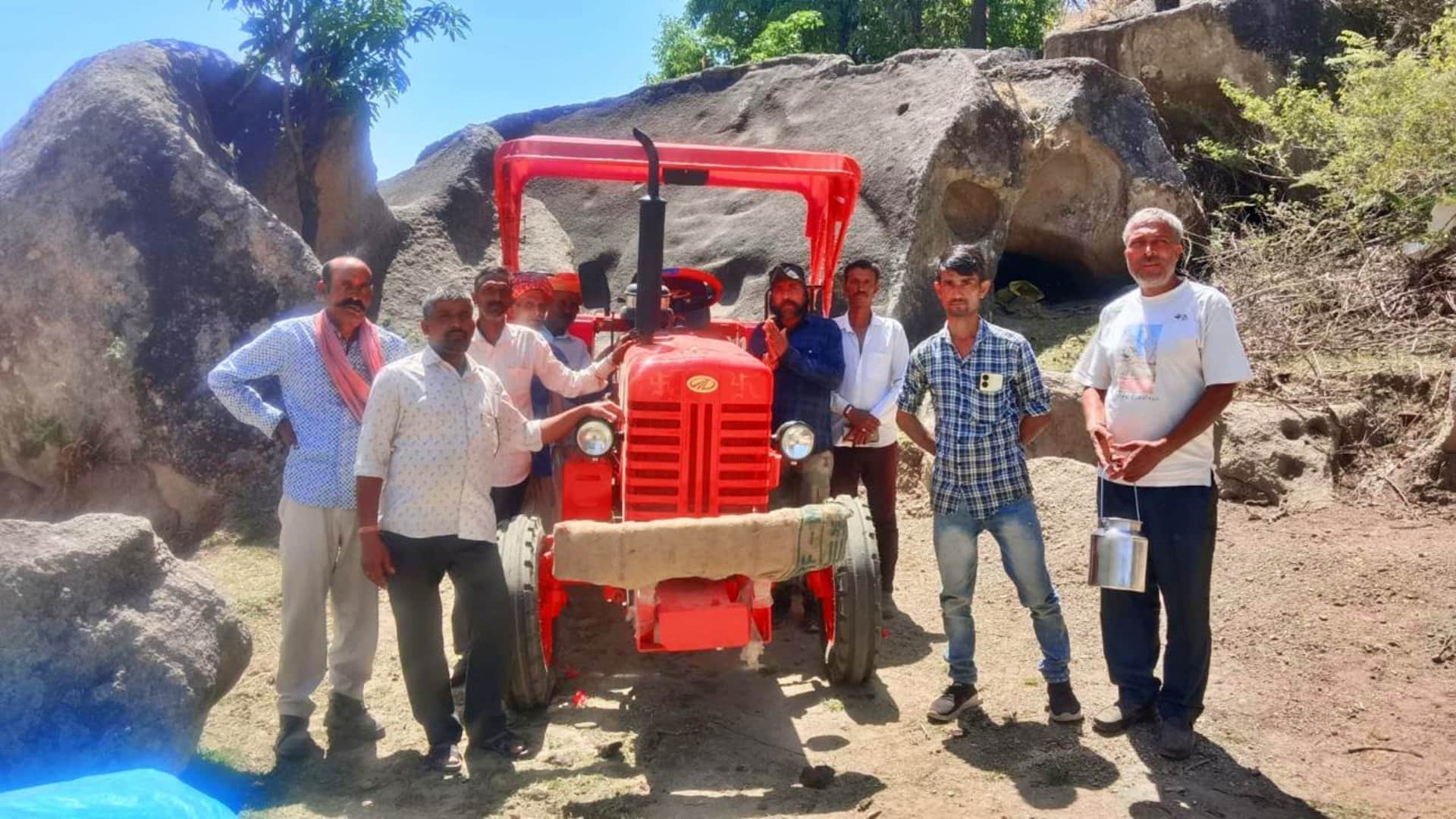 Sirohi: 1st tractor reached 5000 feet high Utraj village, farming will be done with help of tractor, not oxen