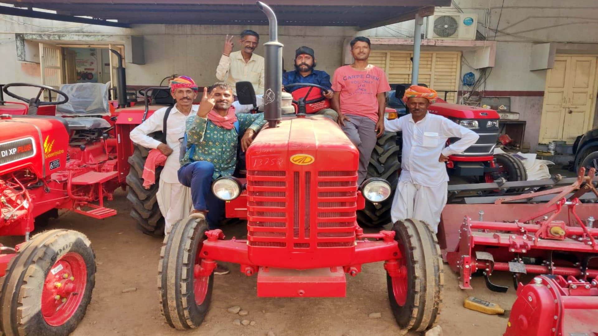 Sirohi: 1st tractor reached 5000 feet high Utraj village, farming will be done with help of tractor, not oxen