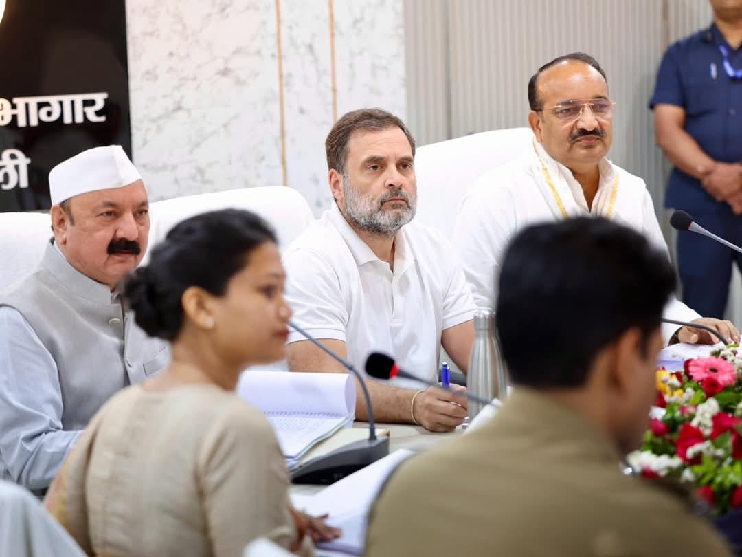 UP: In the middle of the meeting, Rahul asked what happened to Gadkari's announcements? This time the helpline