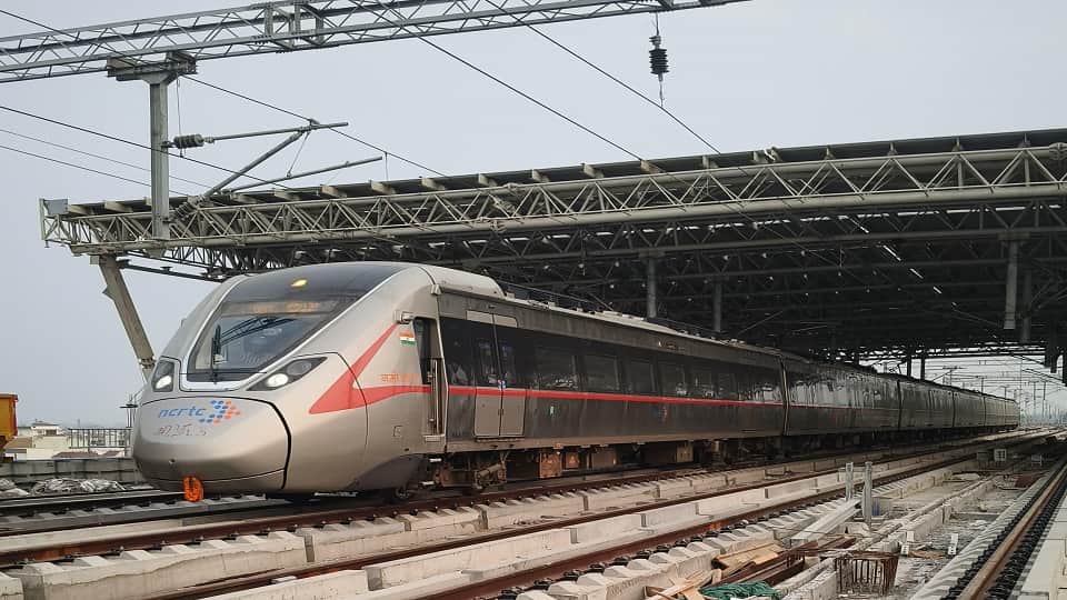 रैपिड ट्रेन।