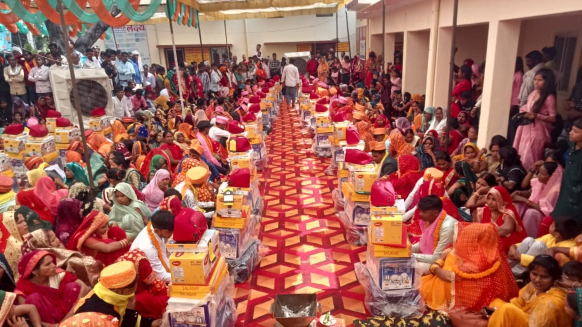 Amazing wedding photos of 125 couples at Akshaya Kanyadan Mahotsav in varanasi