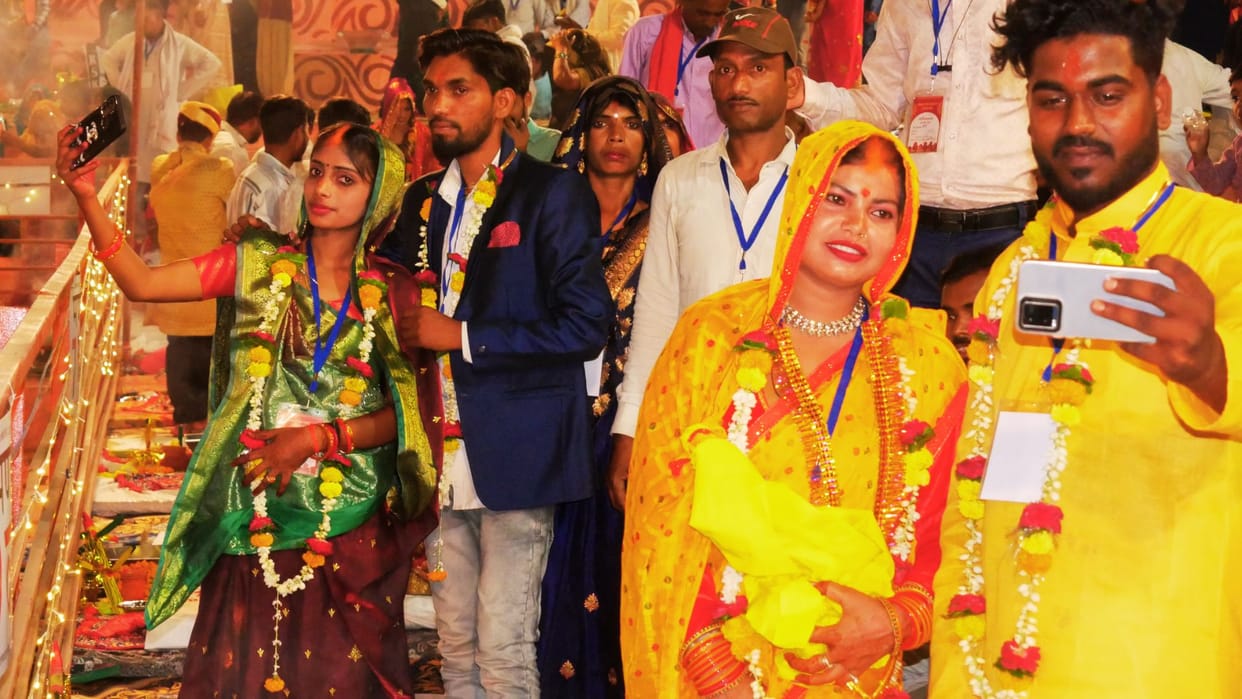 Amazing wedding photos of 125 couples at Akshaya Kanyadan Mahotsav in varanasi