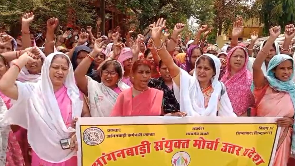 Anganwadi workers took out a procession in protest against educator recruitment