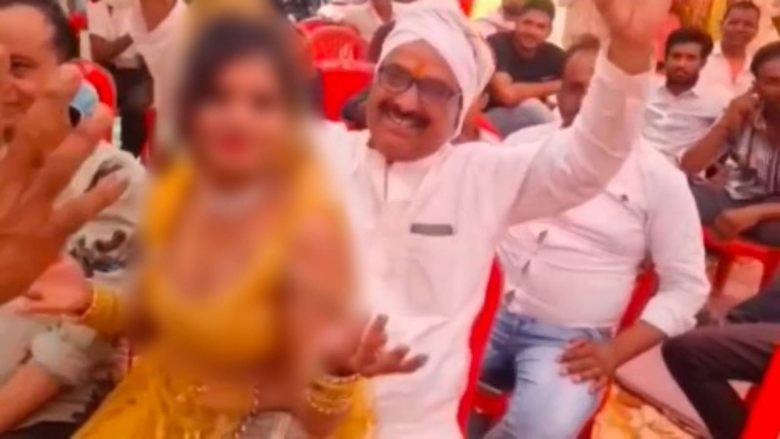 भाजपा नेता का डांसर के साथ वीडियो वायरल हुआ है।