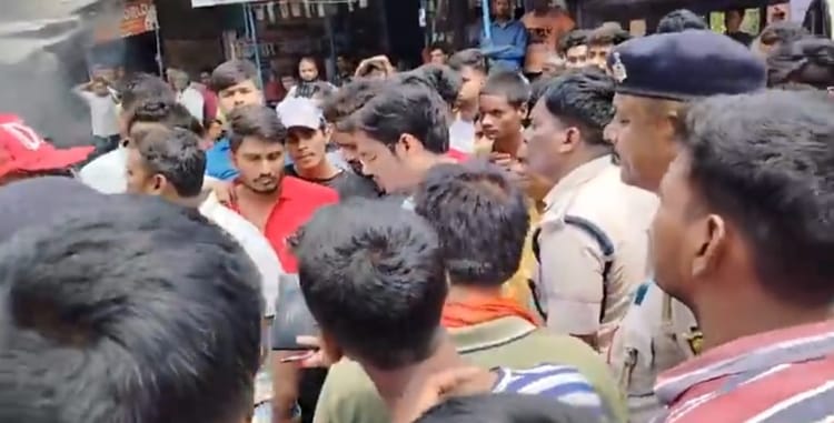 Bihar News: तेज रफ्तार पिकअप ने होटल संचालक को कुचला, मौके पर मौत; आक्रोशित भीड़ ने सड़क जाम कर किया प्रदर्शन