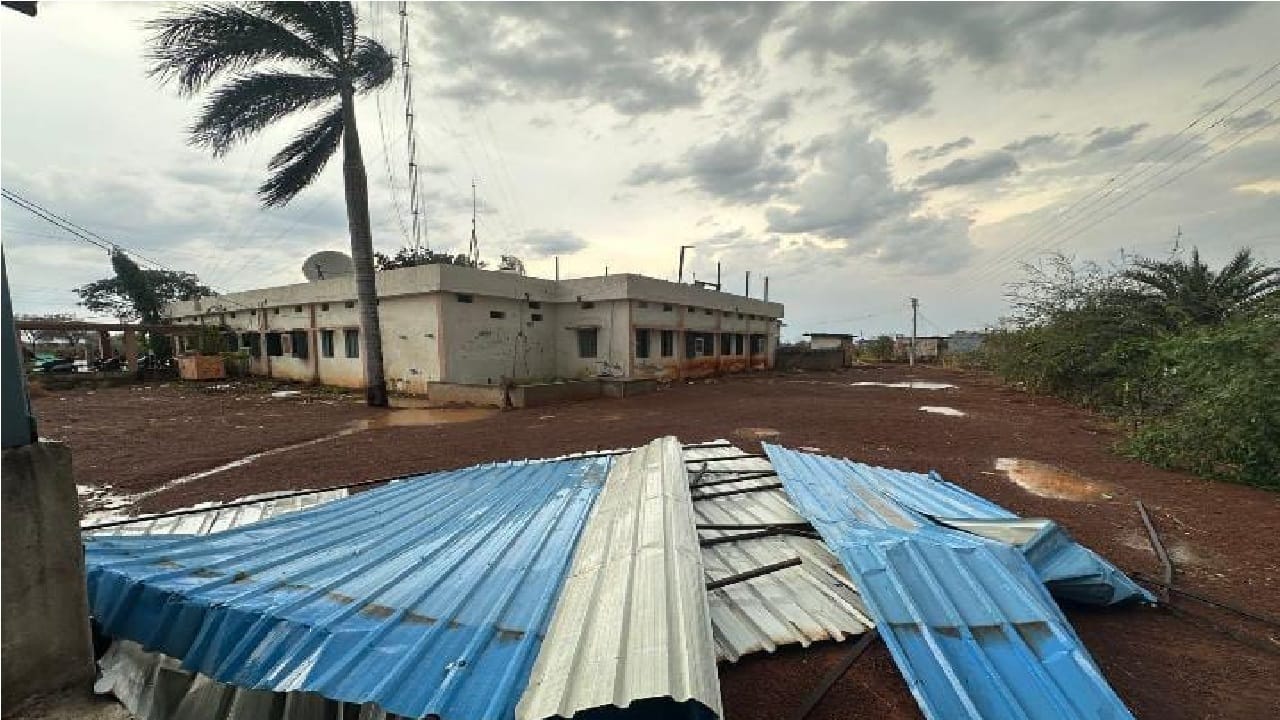 Storm wreaks havoc in Bemetara Two workers died due to collapse of tin shed in rice mill