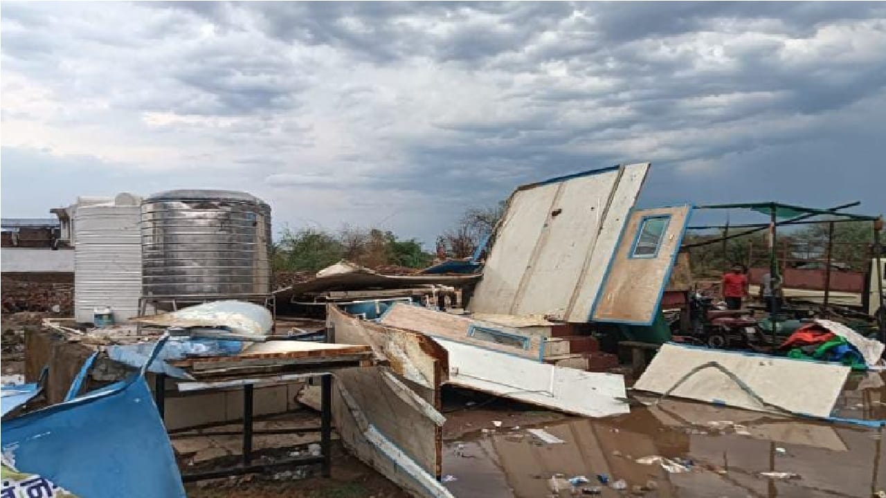 Storm wreaks havoc in Bemetara Two workers died due to collapse of tin shed in rice mill