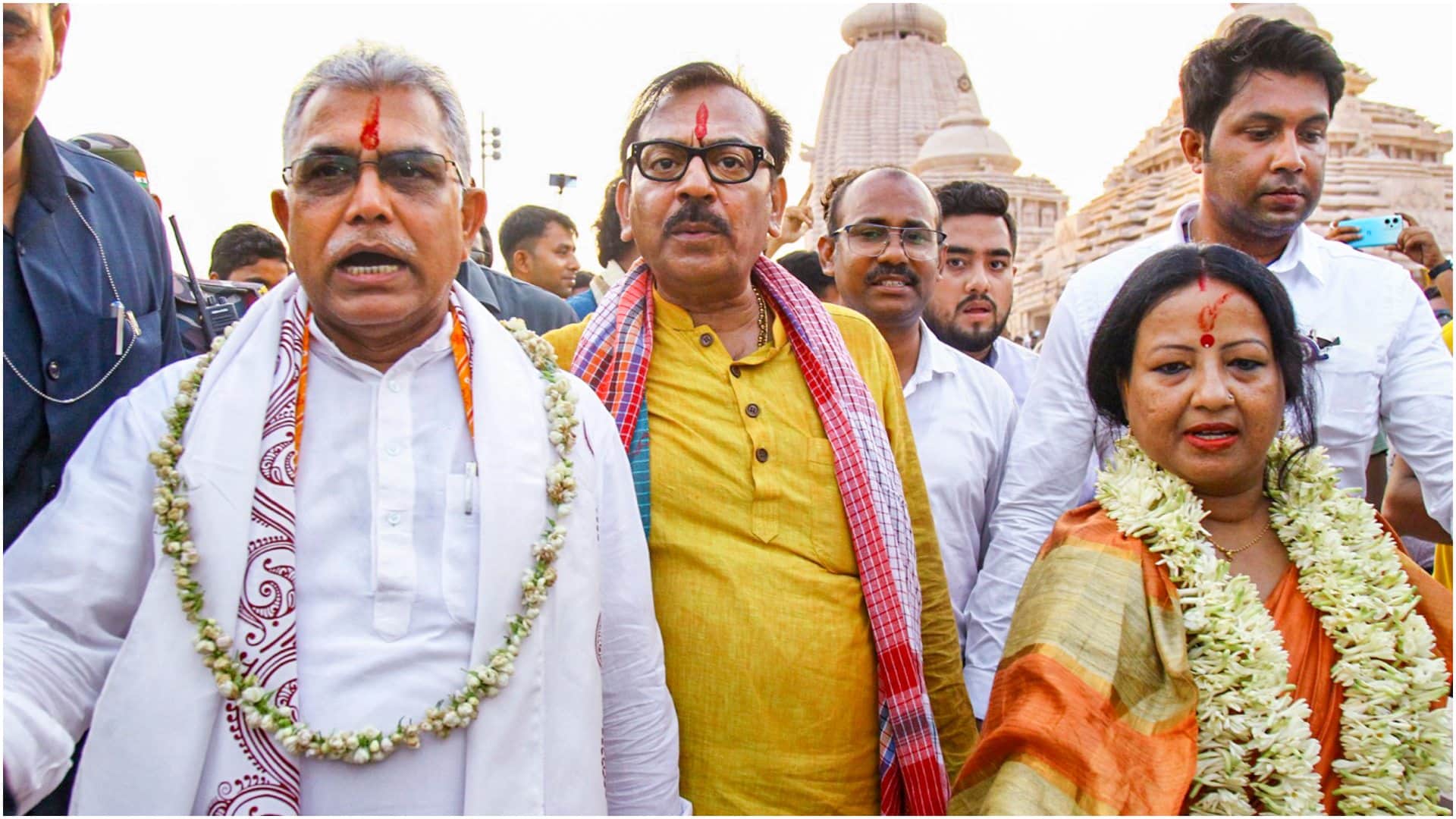 भाजपा नेता दिलीप घोष और उनकी पत्नी