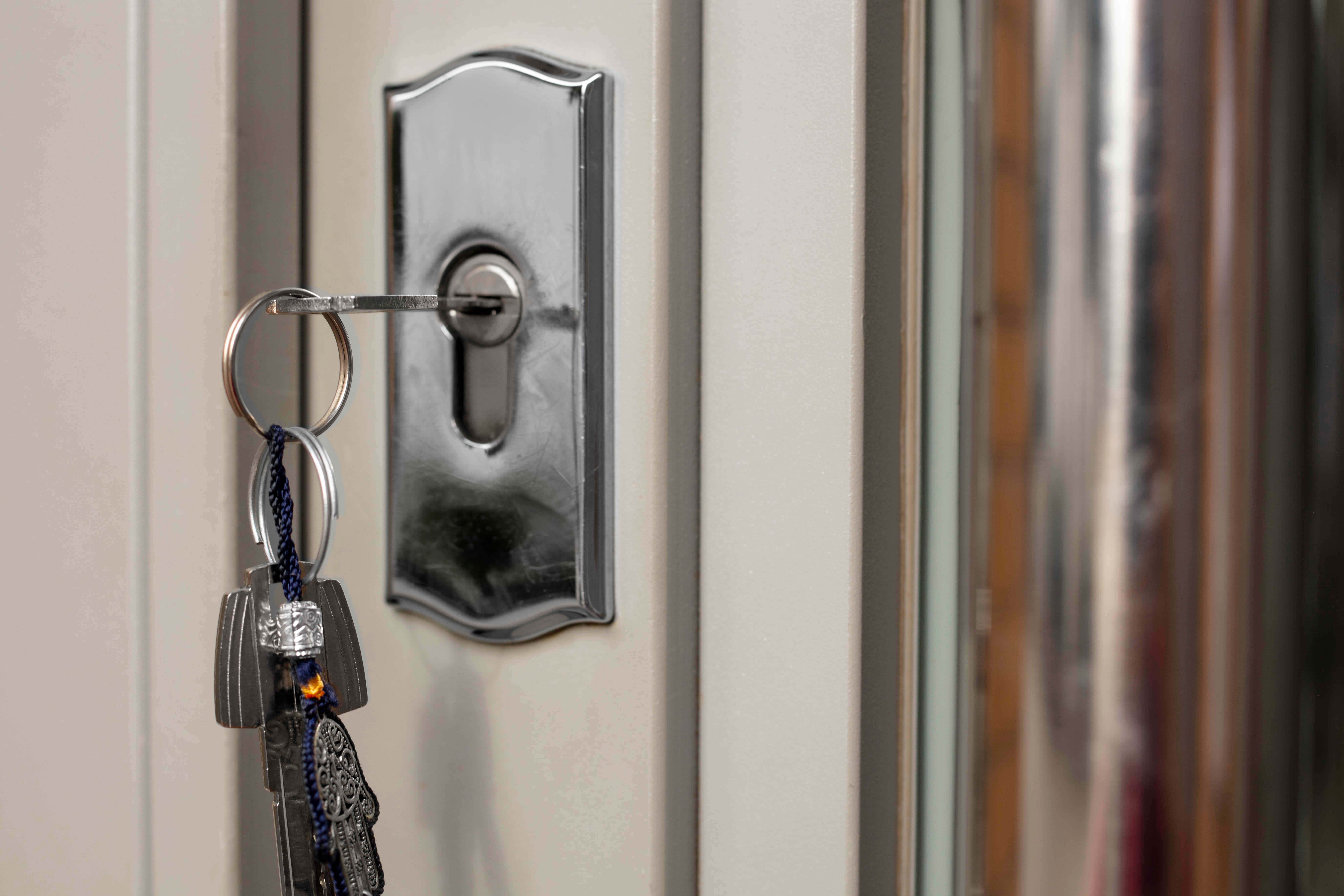 Essential Safety Tips for Women Living Alone Akele Rehne Wali Mahilaon ke Liye Zaroori Tips
