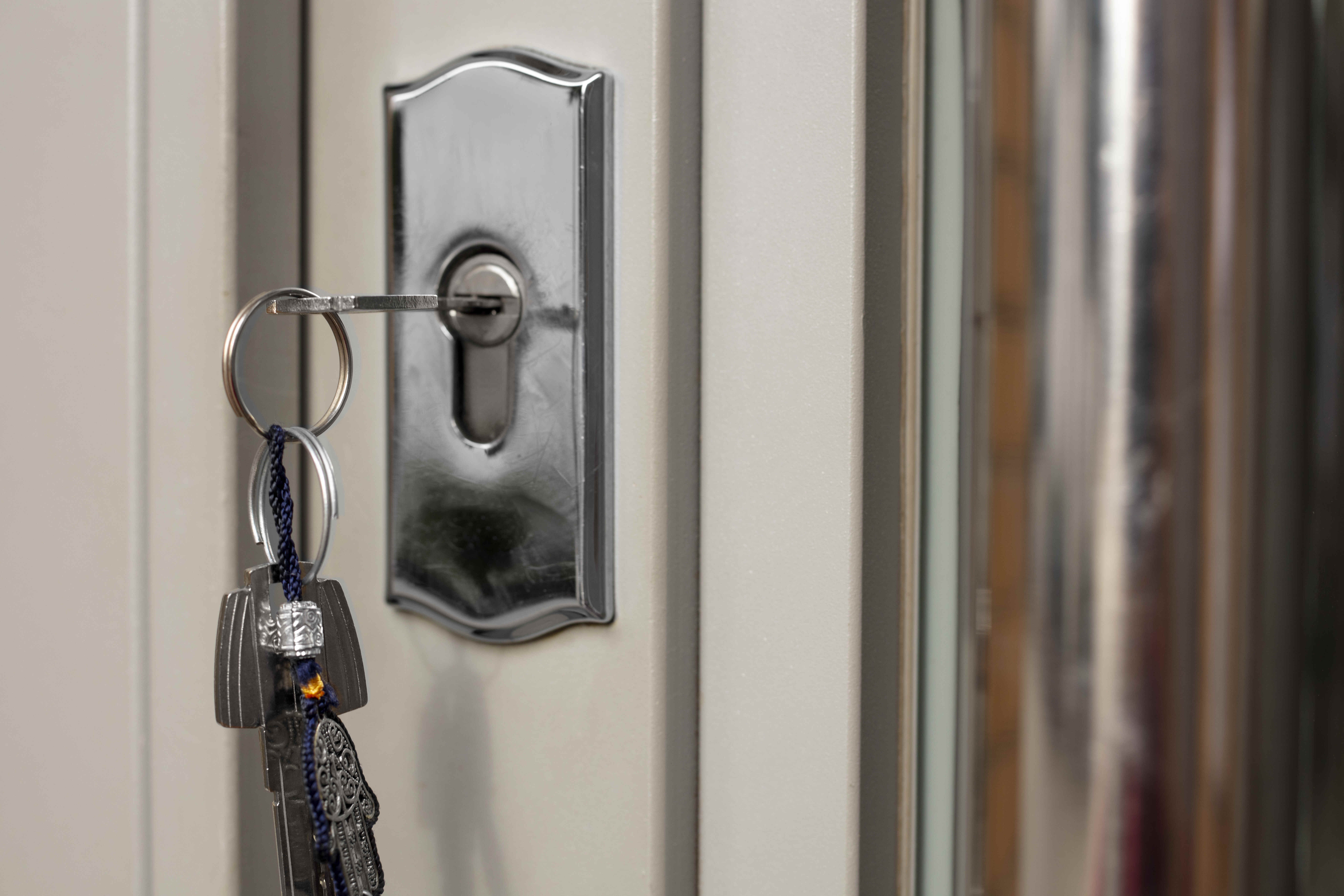 Essential Safety Tips for Women Living Alone Akele Rehne Wali Mahilaon ke Liye Zaroori Tips