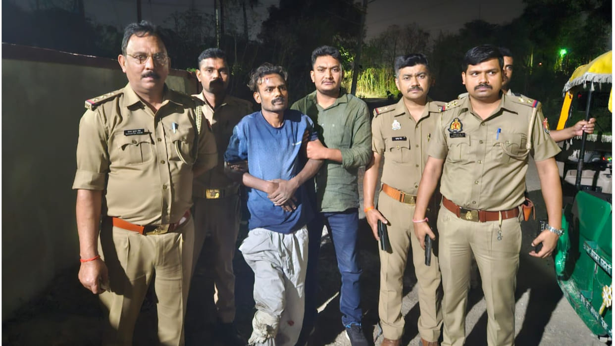 There was an encounter between three robbers and the police of Gorakhpur Cantt police station late at night