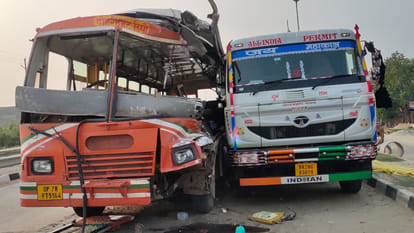 Bus collided with a sand laden trailer in Gida area of Gorakhpur, woman passenger died and five injured
