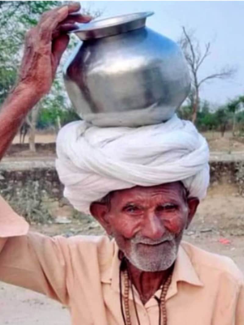 जानें 29 साल से राहगीरों की प्यास बुझाने वाले 88 साल के 'पानी बाबा' की कहानी