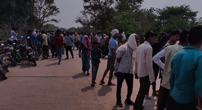 Auraiya Accident Three teenagers died by drowning in the river while bathing mourning prevailed in the village