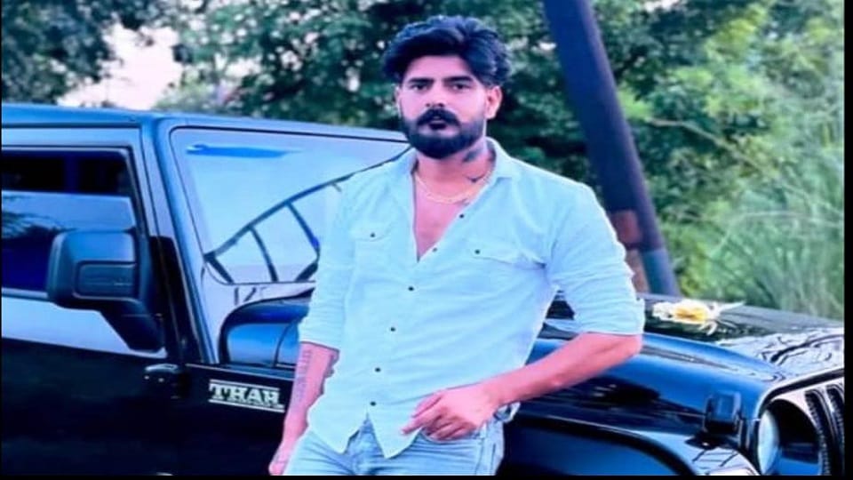 Meerut: Model died in an accident, body was taken out after cutting the car and three friends were injured