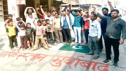 कस्बा महौ में पाकिस्तान के विरोध में प्रदर्शन करते व्यापारी