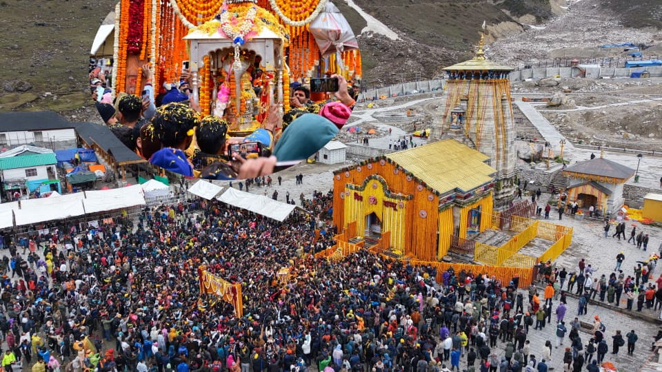 Kedarnath palanquin reached Dham temple was decorated with flowers and garlands  doors will open tomorrow