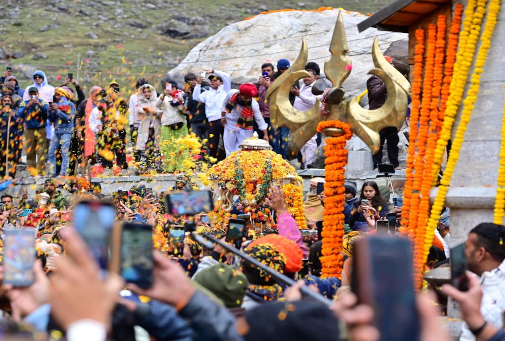 Kedarnath palanquin reached Dham temple was decorated with flowers and garlands  doors will open tomorrow