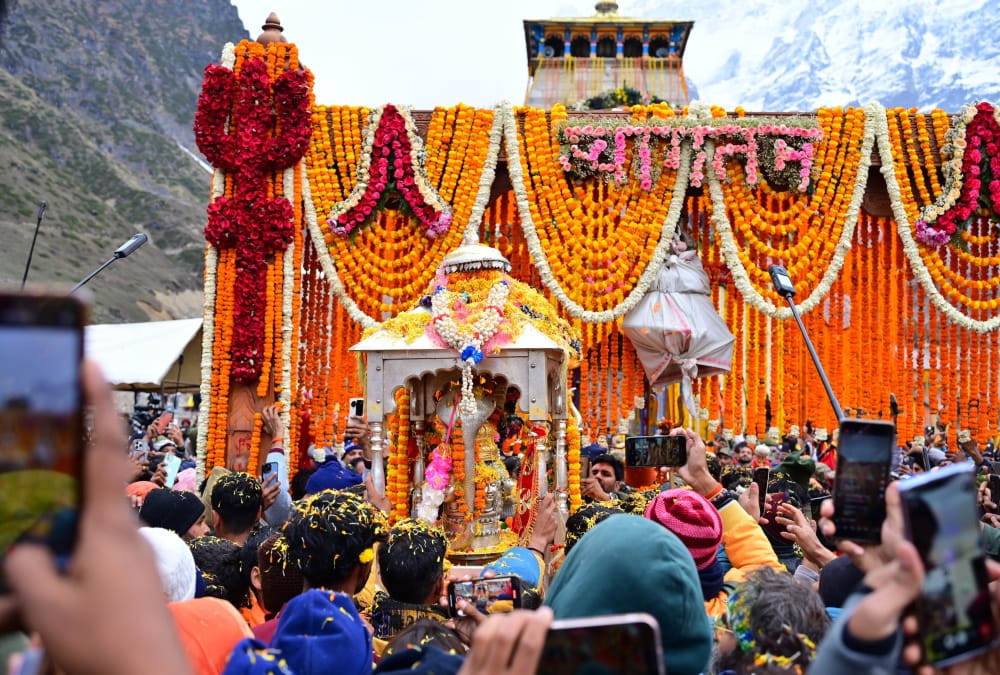 Kedarnath palanquin reached Dham temple was decorated with flowers and garlands  doors will open tomorrow