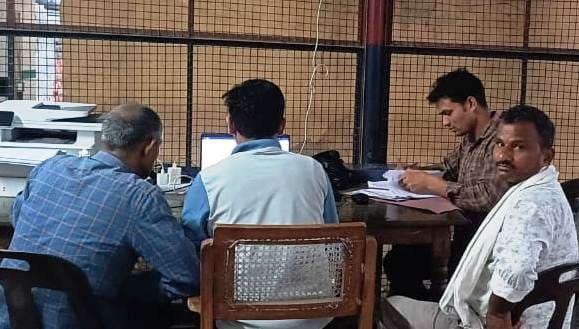 Lekhpal caught taking bribe of 15 thousand rupees anti corruption team took action