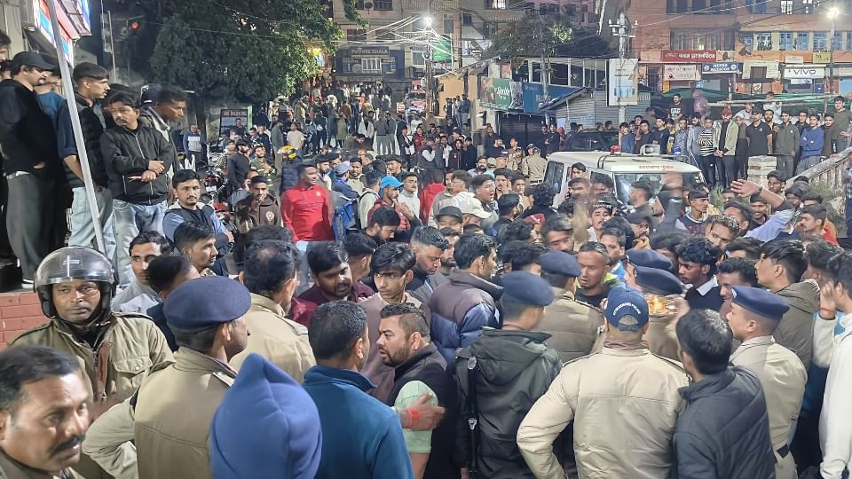Nainital uproar After old contractor was Harassment of minor girl uttarakhand shopkeepers were beaten up