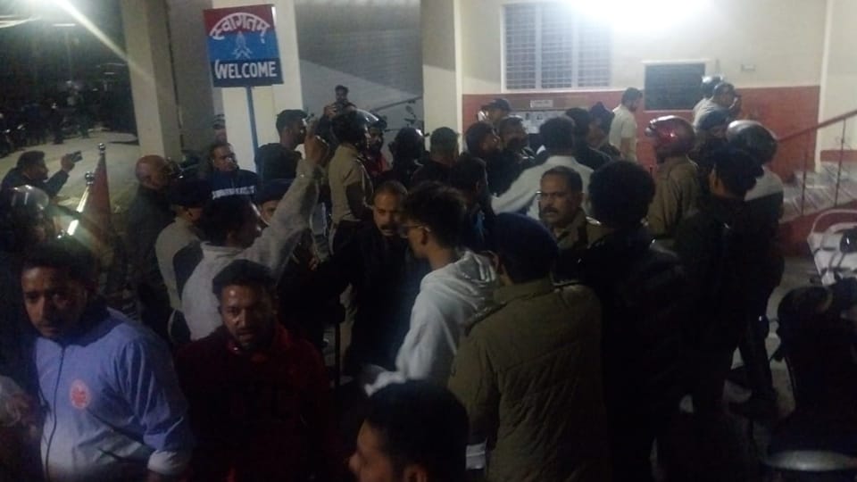 Nainital uproar After old contractor was Harassment of minor girl uttarakhand shopkeepers were beaten up