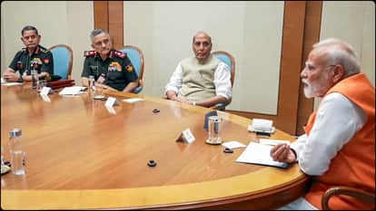 पीएम मोदी की शीर्ष अधिकारियों के साथ बैठक