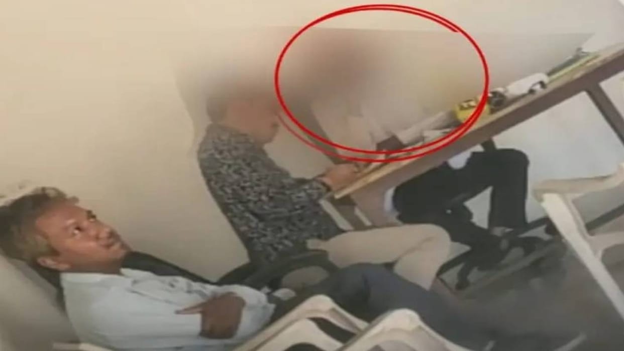 Anti Corruption Bureau caught Patwari red handed while taking bribe