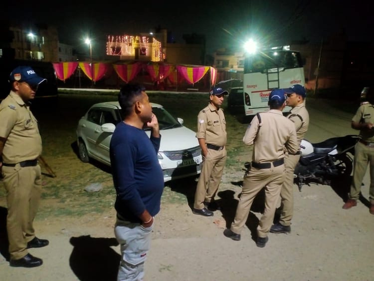 Dehradun: नाले में फंसी कार किनारे करने की बात पर हुआ विवाद, दो पक्षों में जमकर हुई हाथापाई, किया पथराव