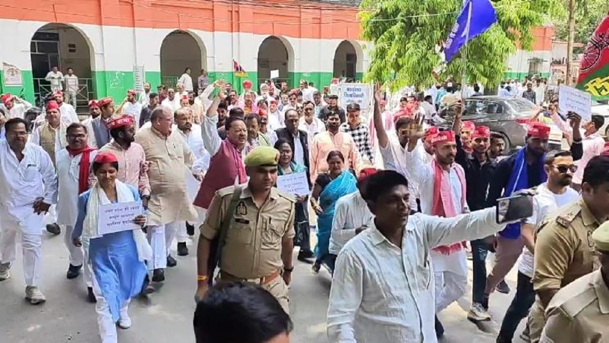 Samajwadi Party leaders protest against the attack on MP Ramji Lal Suman