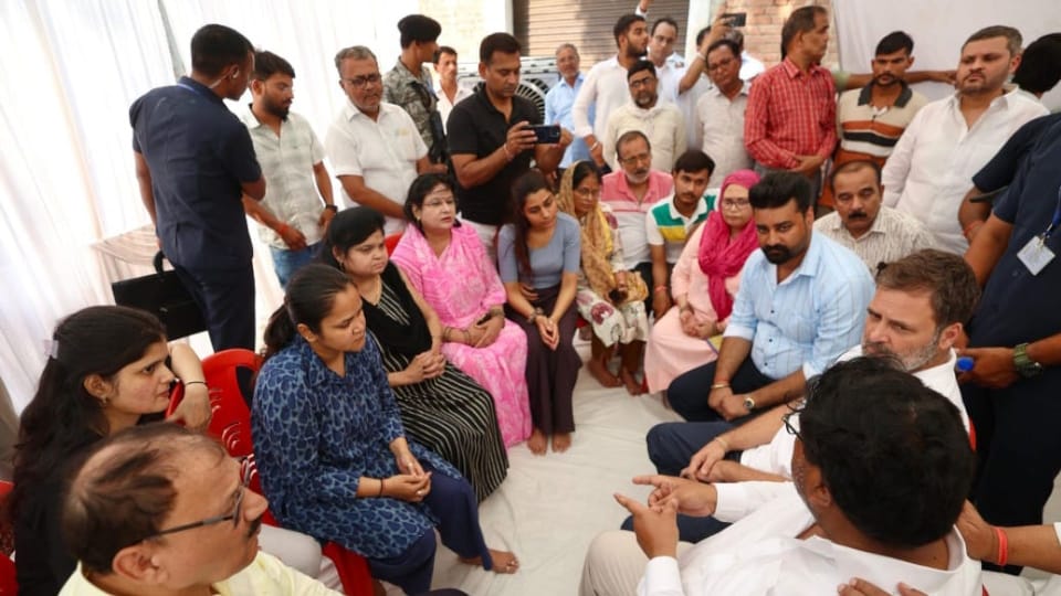 Pahalgam Attack Update Terrorists Targeted Couples Shubham's Wife Shares with Rahul Gandhi News in hindi
