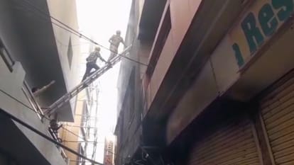 Ajmer News: Major Fire Erupts at Hotel in Diggi Bazaar, People Leap from Windows,  mother threw the child down