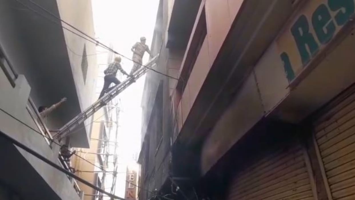 Ajmer News: Major Fire Erupts at Hotel in Diggi Bazaar, People Leap from Windows,  mother threw the child down