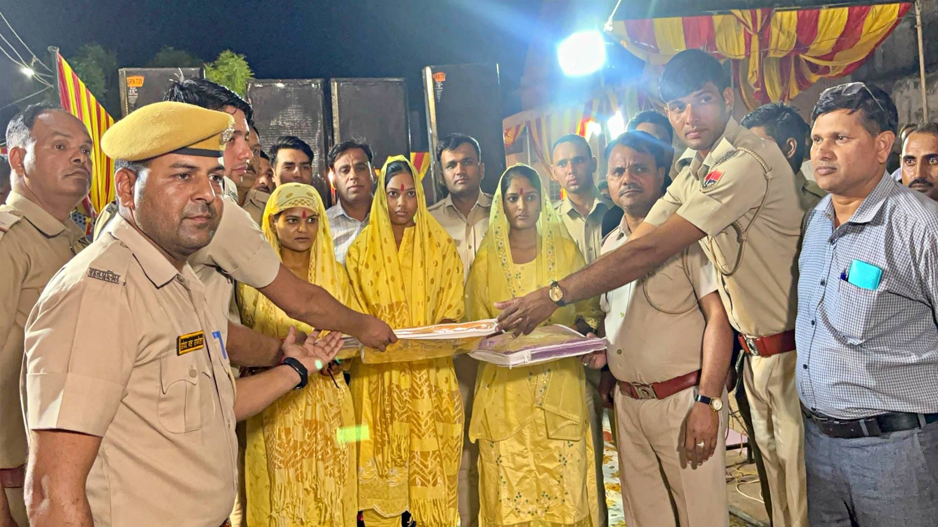 सफाईकर्मी की तीनों बेटियां और पुलिसकर्मी