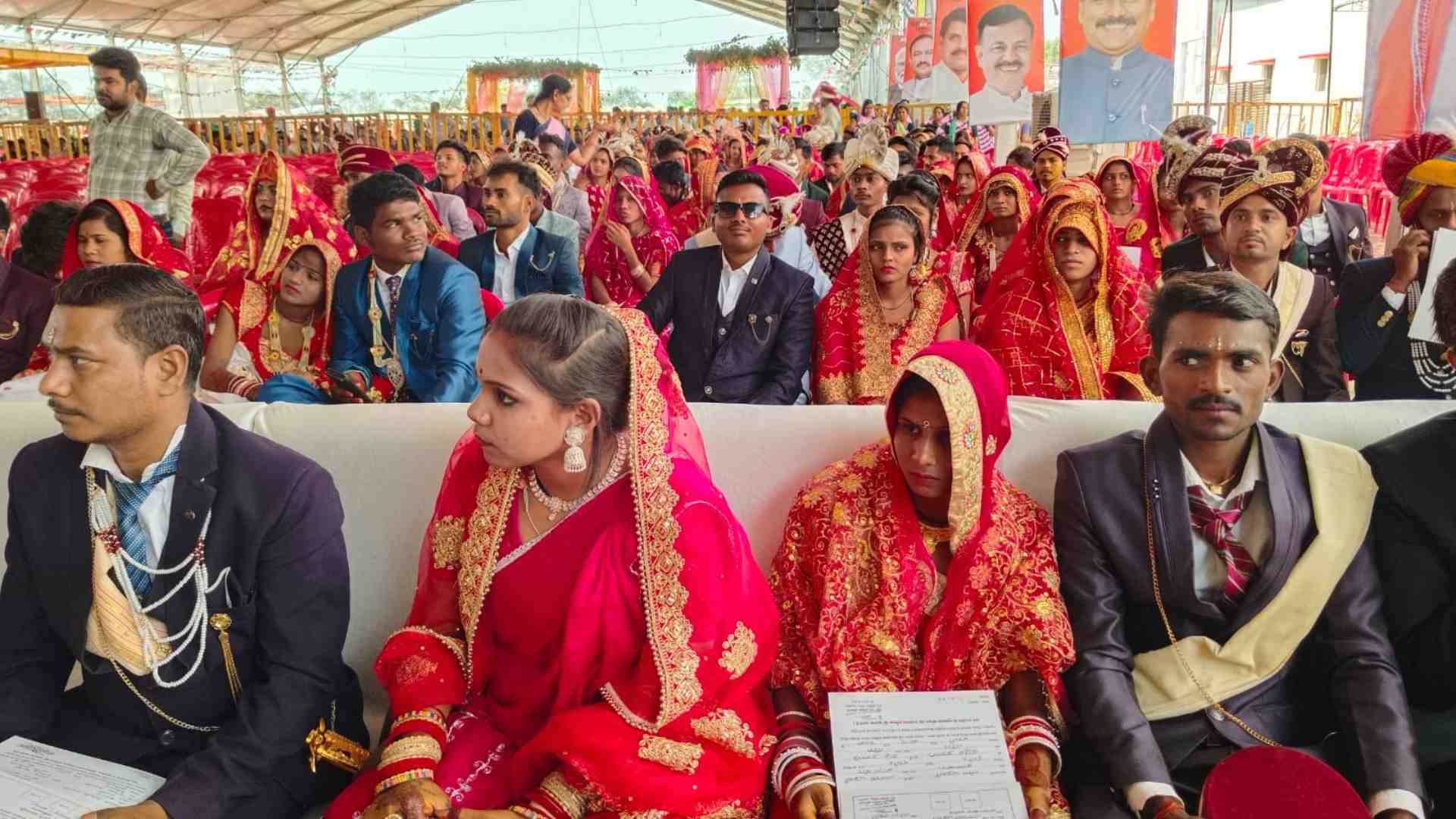 सम्मेलन में पहुंचे वर-वधू।