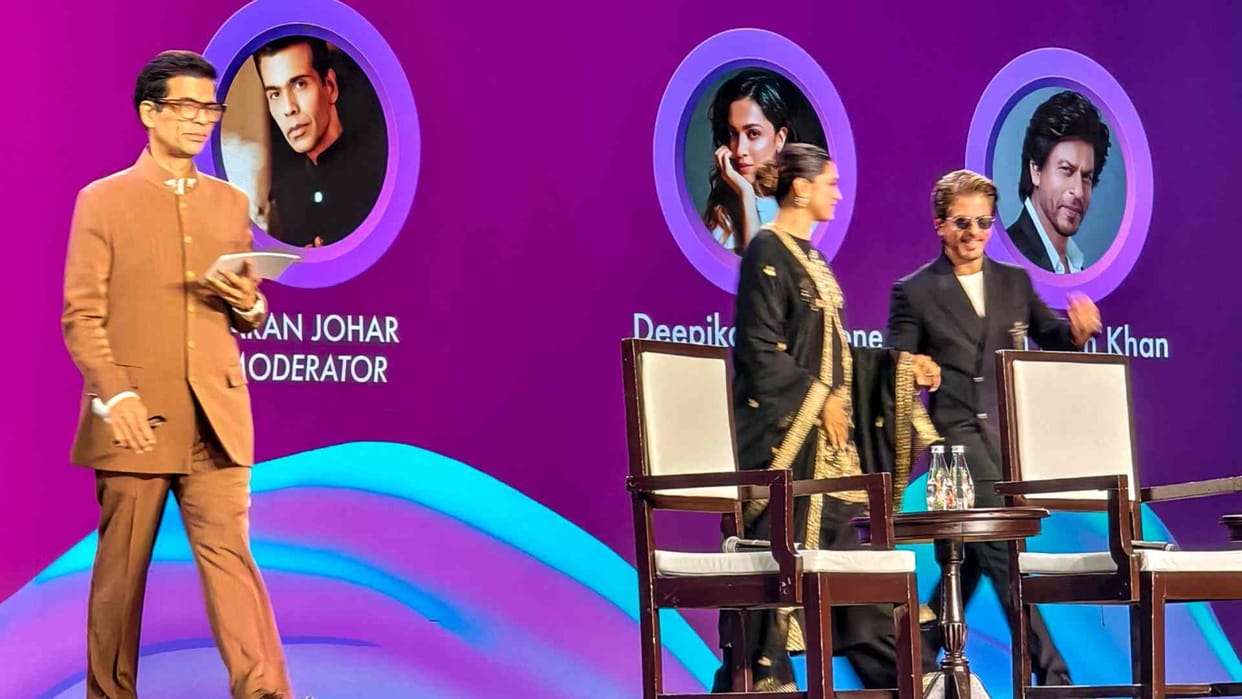 Waves Summit 2025: shah rukh khan attends summit with deepika padukone and talks about karan johar