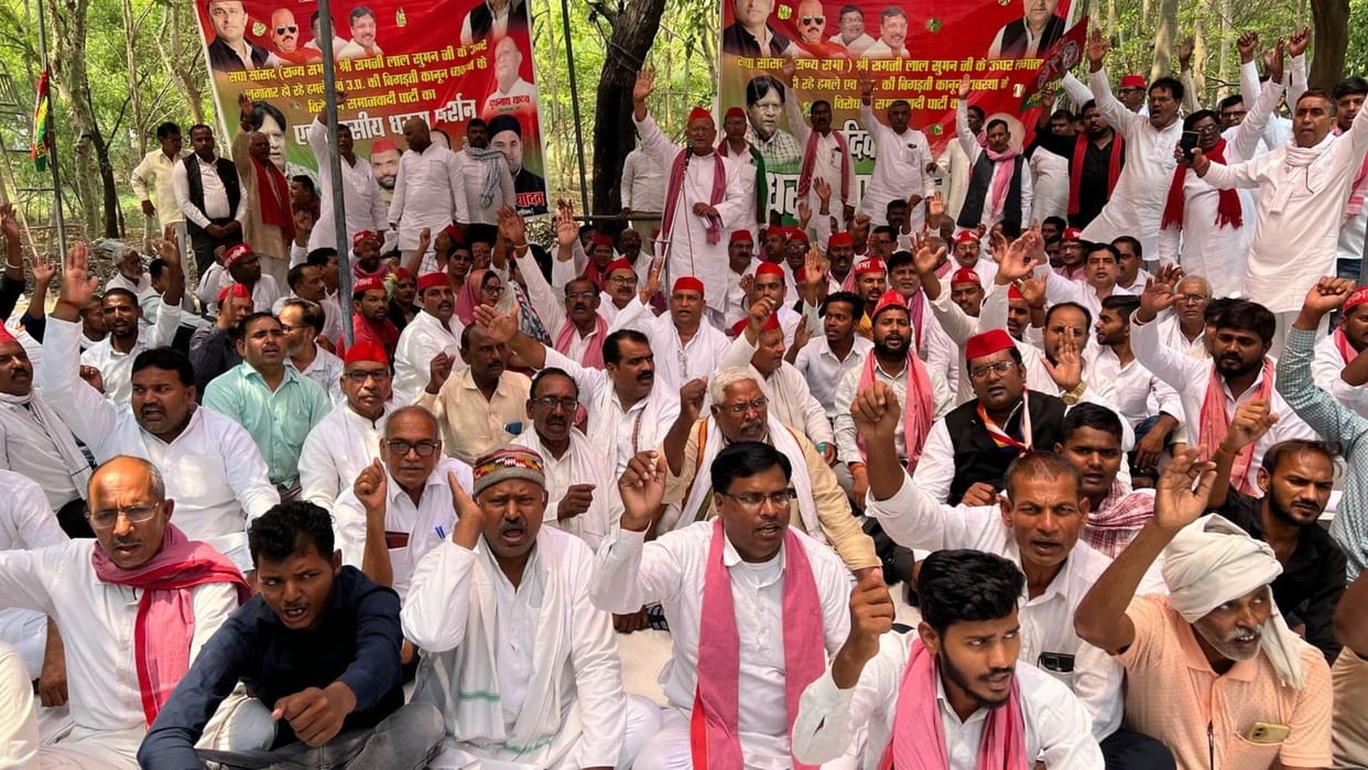 SP workers stage protest against the attack on SP Rajya Sabha MP Ramjilal Suman